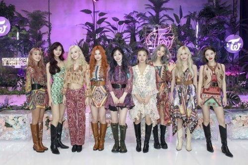 twice娱乐mv,梦幻旋律中的青春旋律